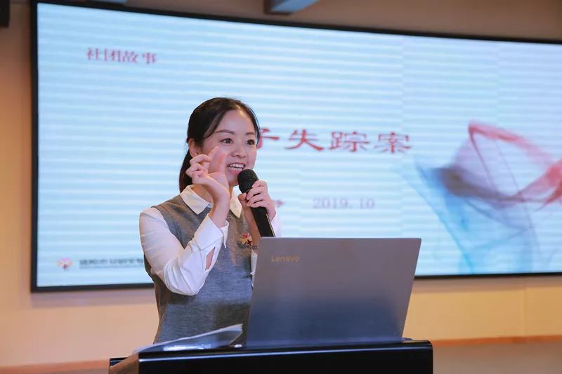 故事《柚子失踪案》讲述者:陈文静老师在孩子那儿,一块石头,一片树叶
