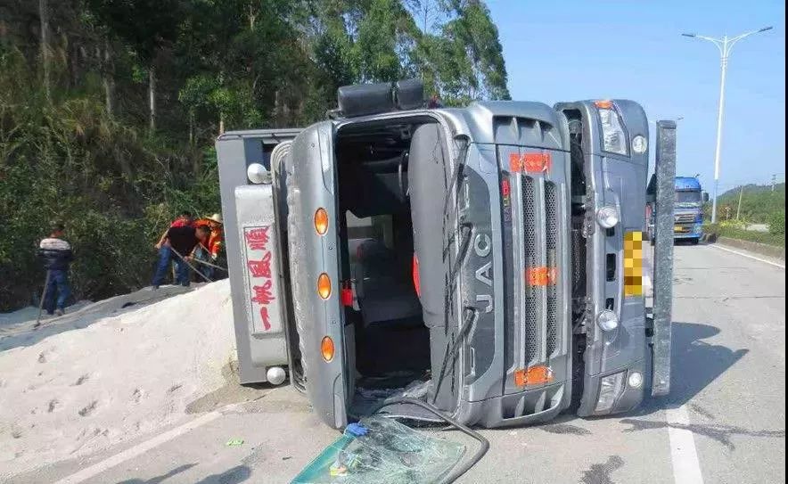 承擔此事故的全部責任是導致本次事故的主要原因貨車司機甘某違法超載