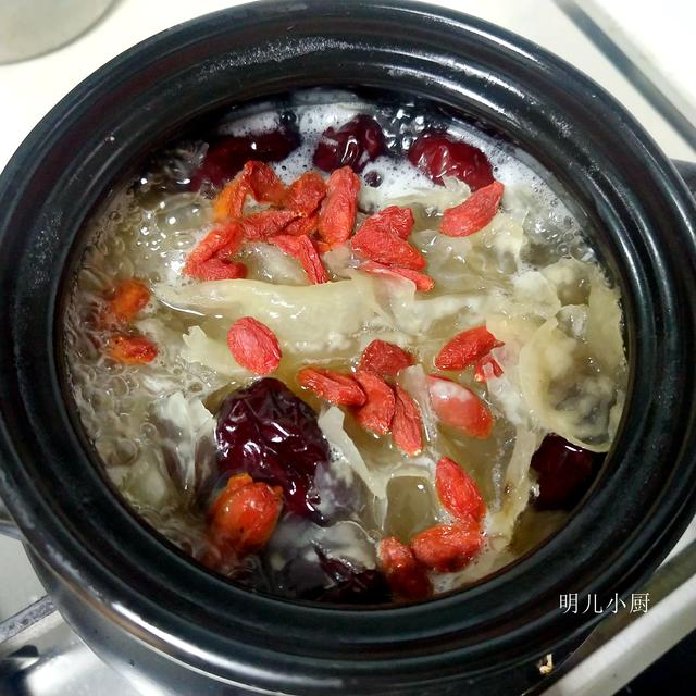 最后挺火后,放入枸杞即可食用.