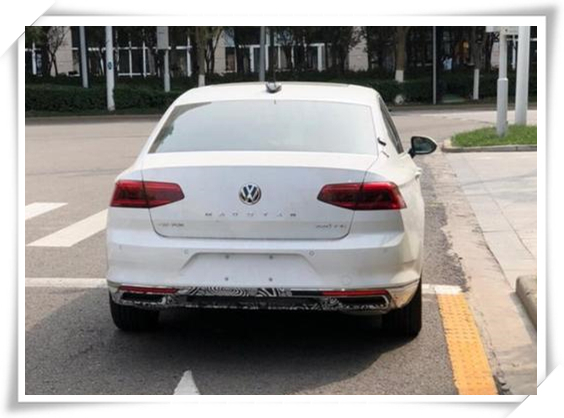 2020款一汽大众新迈腾实车现身街头车尾终于带字母能逆袭吗