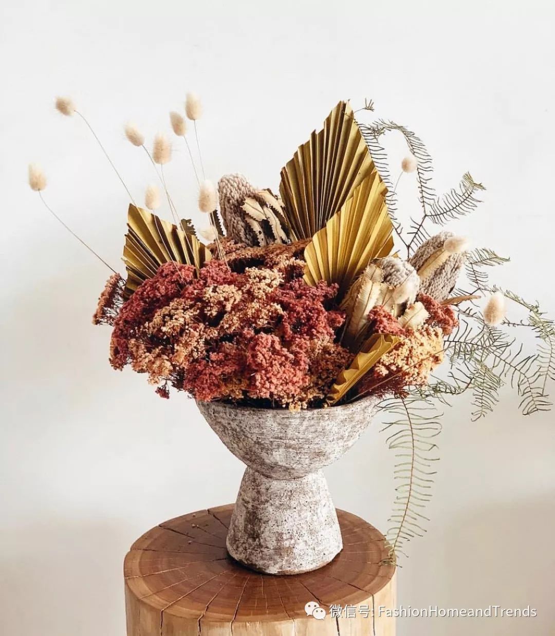 不同造型的,高低的,甚至颜色的花瓶排列组合,在结合干花的摆放,形成