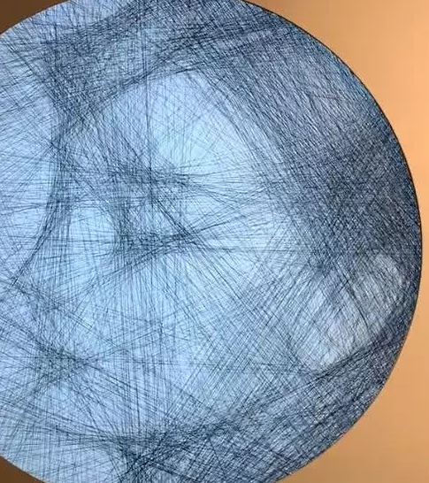 美术生画了1000条直线放在灯下也太美了惊艳众人