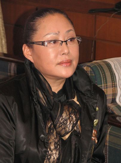 19岁当妈,忍受8年家暴,与三婚丈夫恩爱30年,如今轮椅代步_斯琴高娃