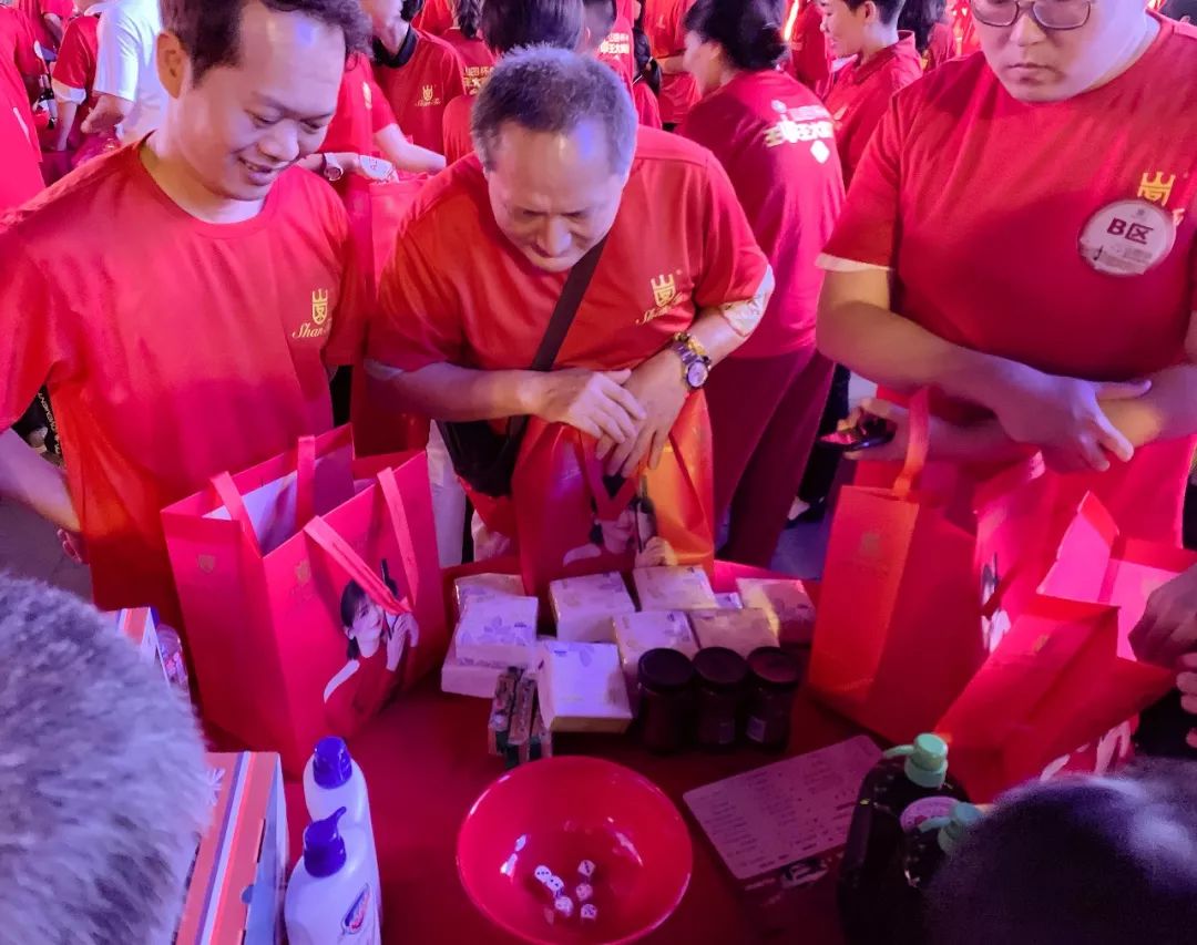 的tu398以及幸运奖杯:山图酒业营销中心总经理蔡海涛(第二排左起第9)