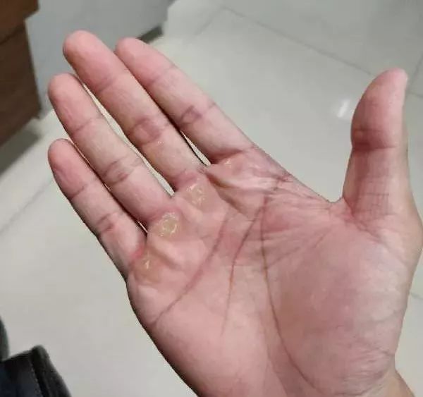 看到肌肉男的手,我终于知道为什么他们身材那么好了!_健身