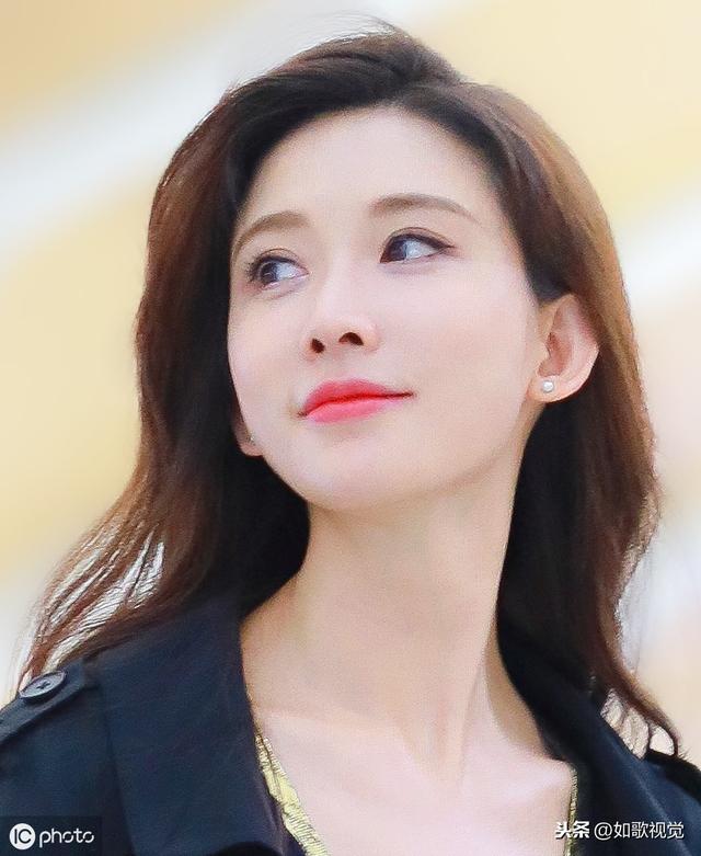 “台湾第一美女”林志玲现身机场，气质温婉，身姿曼妙千娇百媚-搜狐大视野-搜狐新闻