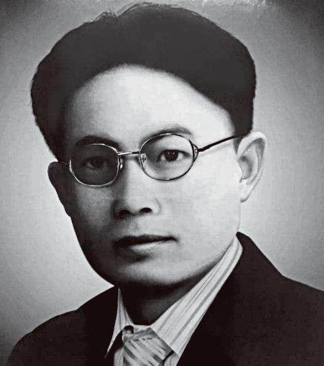 张荫麟,广东东莞人,出身于书香世家.