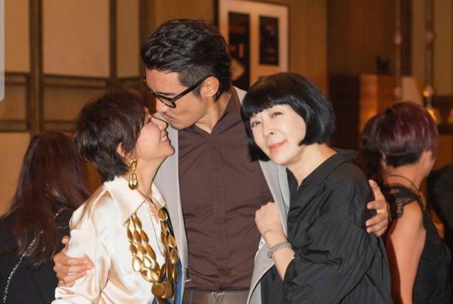 不带梁朝伟刘嘉玲胡兵再相聚拥抱索吻场面大关系太好