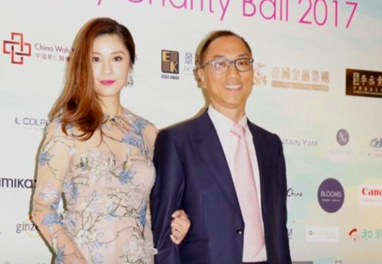 翁嘉穗不学佘诗曼拼事业俩儿子友爱和邬友正一家5口超幸福