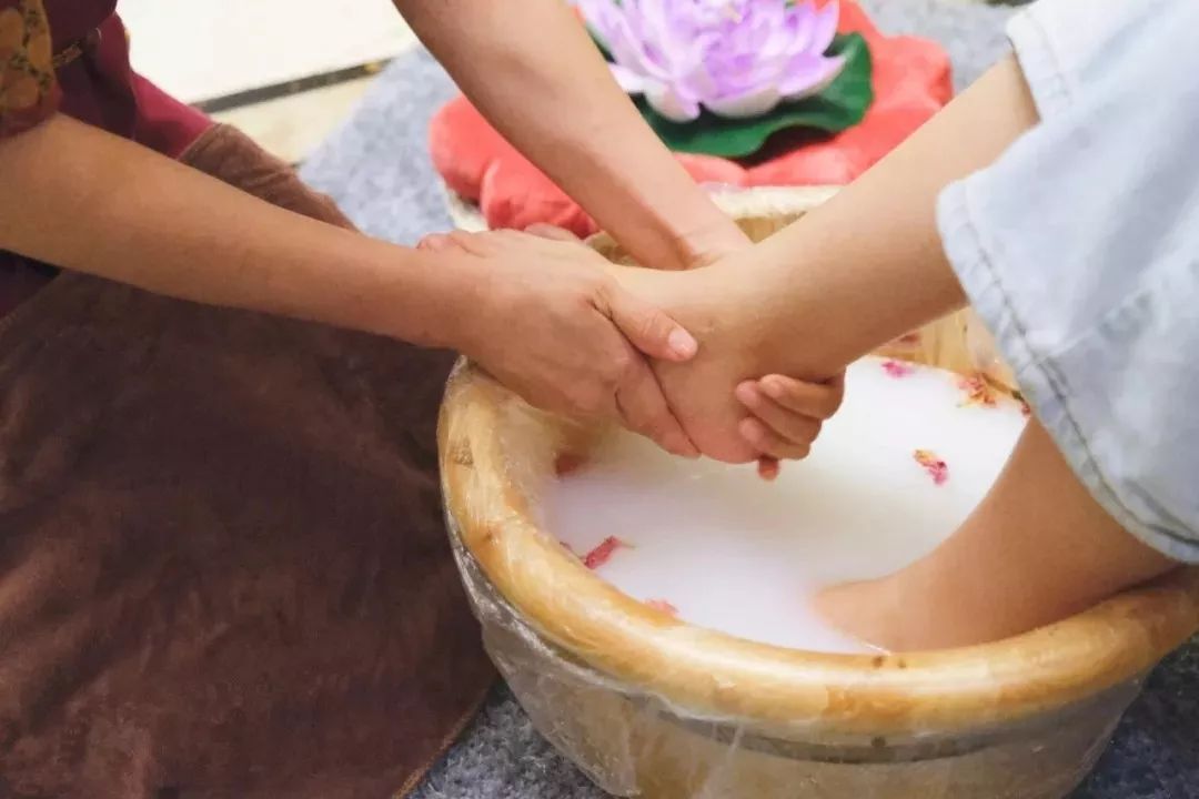 秋天冼脚,肺润肠濡;夏天洗脚,暑湿可祛;春天洗脚,升阳固脱;私人影院