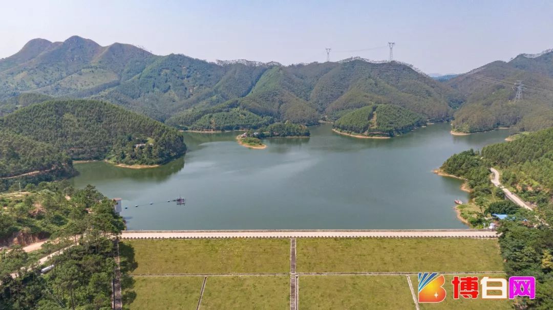 原来这是博白县城区(鸡冠水库)小编经过了解,现场有挖掘机在开挖路面.