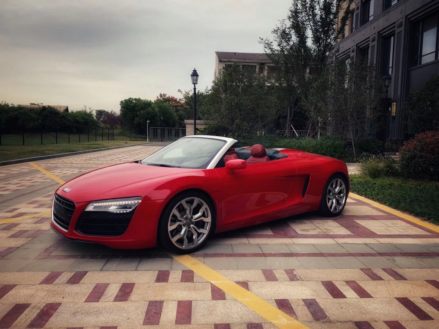 钢铁侠同款奥迪r8到店