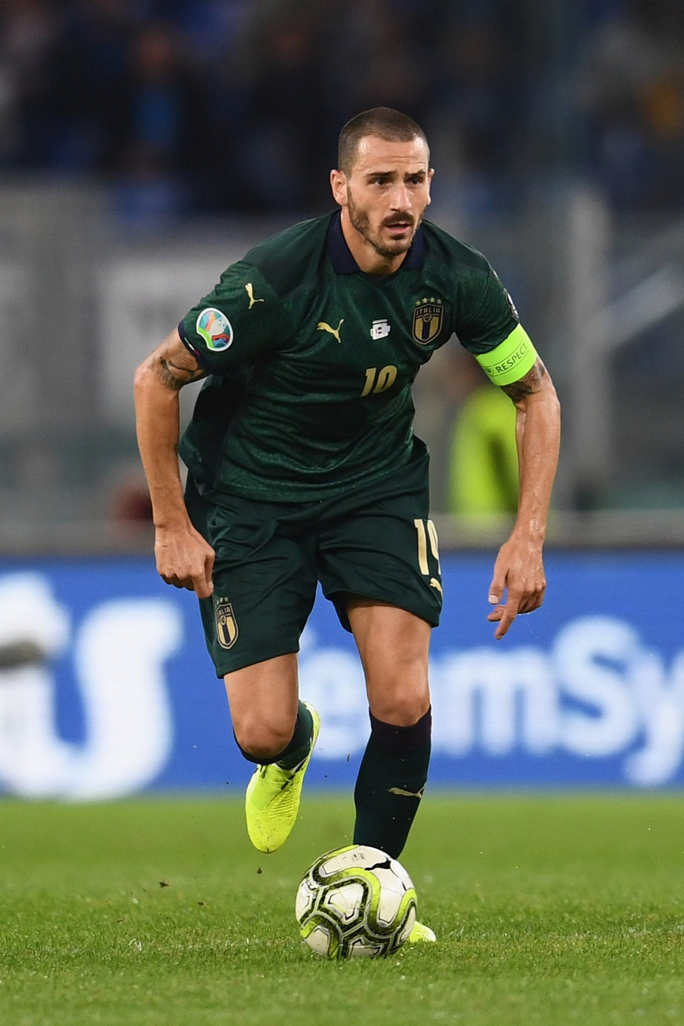 高清图:若日尼奥俏皮吐舌 紧搂博努奇深情对望