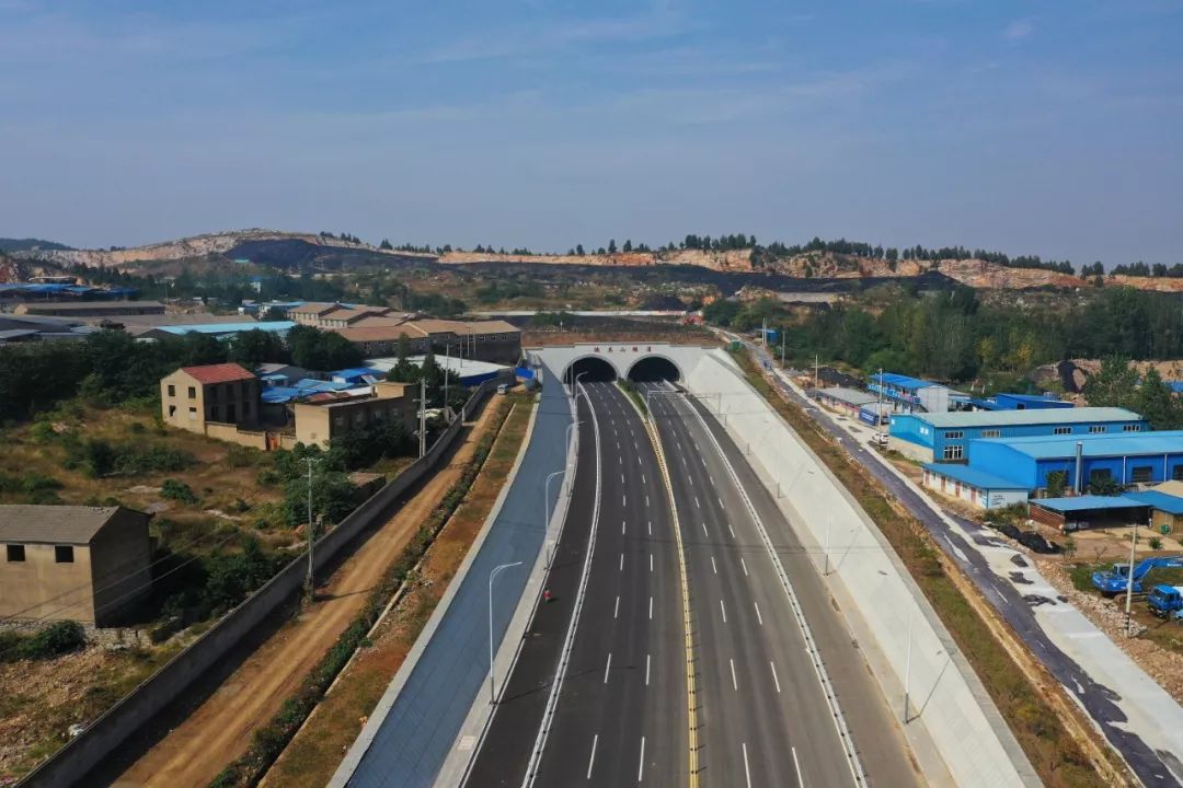 站在上跨京沪铁路立交桥上,可依稀看到东侧的拖龙山隧道.