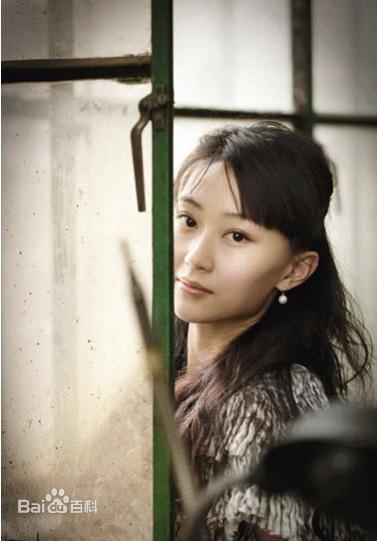 现实生活中,她嫁给了赵本山的弟子王龙,王龙比蒋依杉小三岁,他是赵