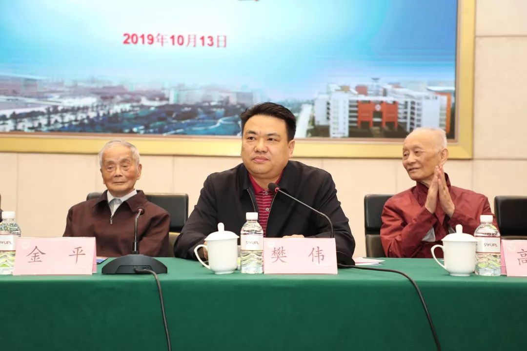 能否听清······"在西南政法大学学生合唱团的歌声中,法律79级