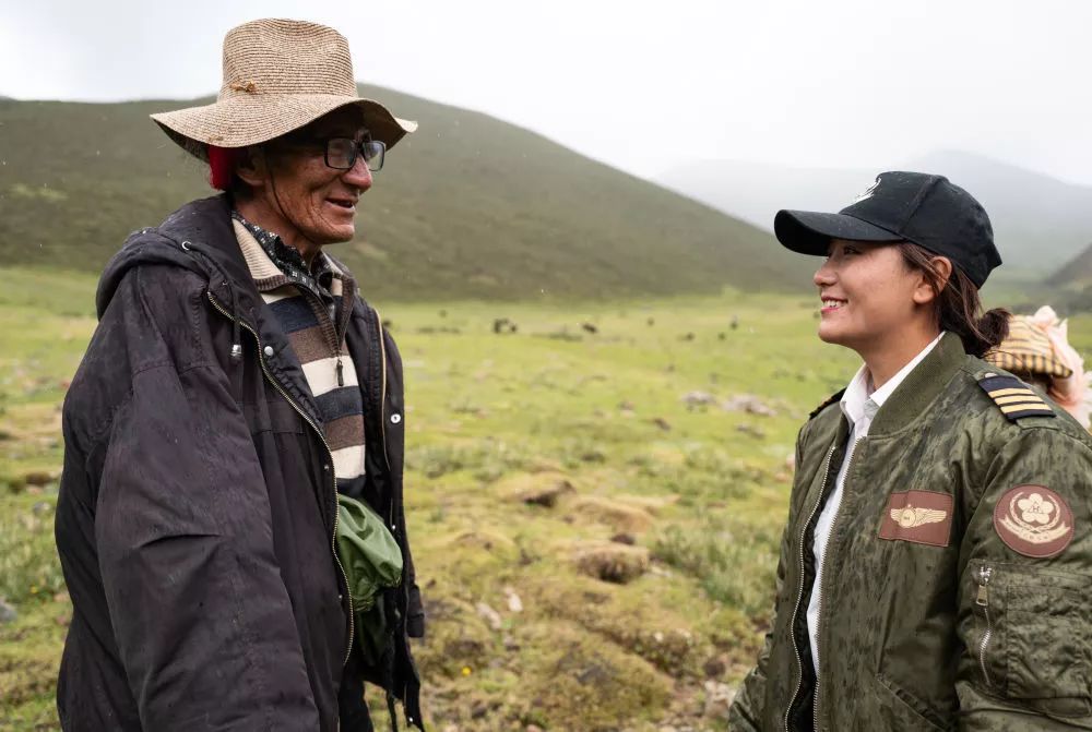 飒这个藏族飞行员小姐姐刷屏了