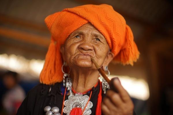 嚼舌根子的人开心了,一个心比天高的人,到底来不过是嫁了一个"闷葫芦"