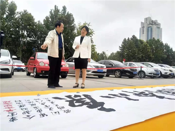 百米书法长卷由河南省书法家协会会员,濮阳市伏羲书画院院长王宝山所