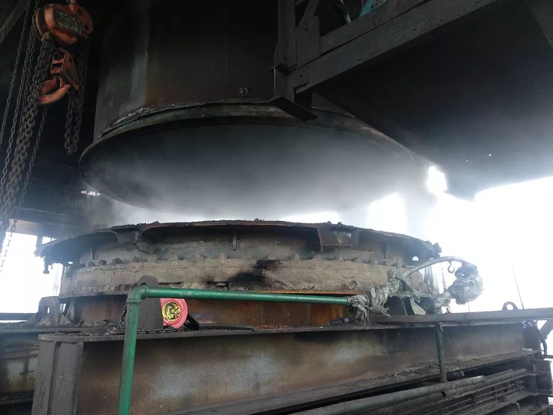 高炉炉顶检修中心副总张青在现场检查并指导工作厂领导周火青在冷却壁