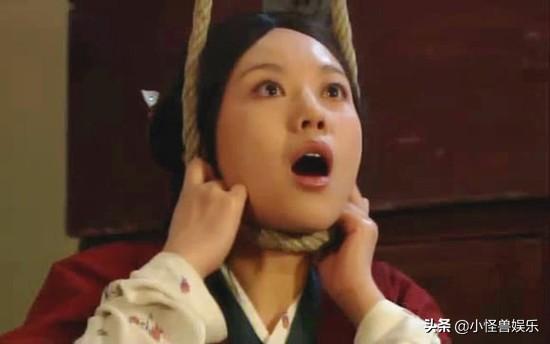 中曾有过一个上吊的镜头,镜头里只见她双手抓着绳结,瞪大着眼睛和嘴巴