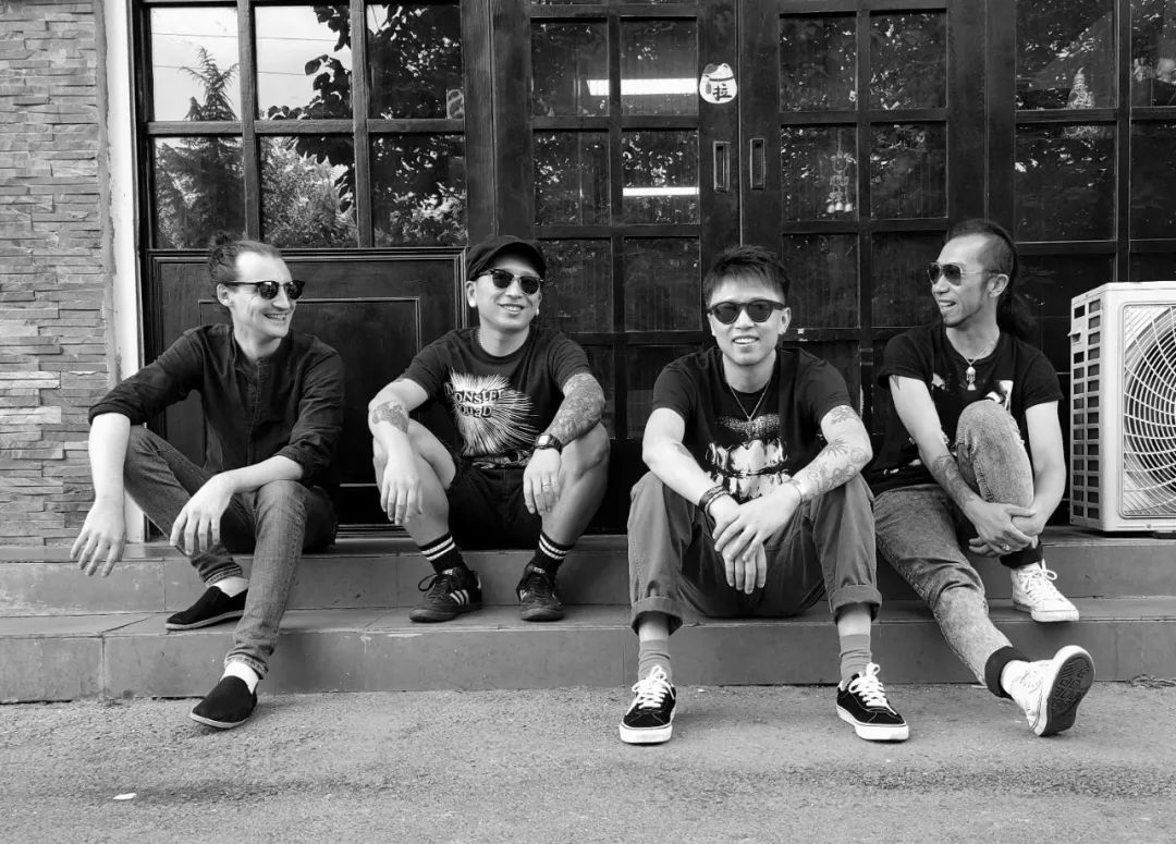 敬所有被左卡乐队安抚和慰藉过的夜晚.