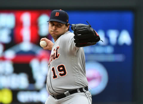 纯熟,他的投球中混合了各类球种——四缝线速球,二缝线速球,卡特球