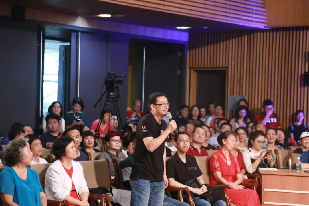 学会秘书长)摄影丨罗嘉华主讲嘉宾欧阳奋强老师和主持人雨燕周六上午