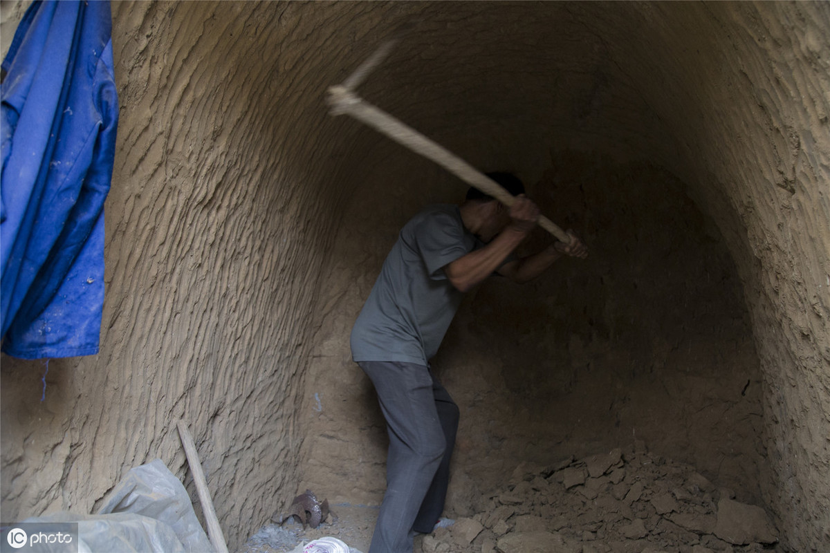 济南章丘,57岁的于允江在35年前开始用镐和䦆头挖窑洞.