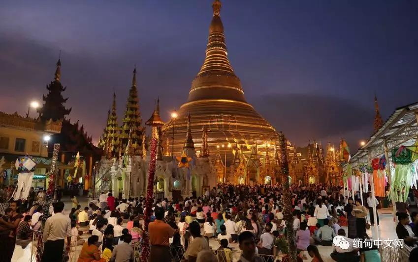 缅甸点灯节,大金塔的人里三层外三层,昂山素季也来点灯过节