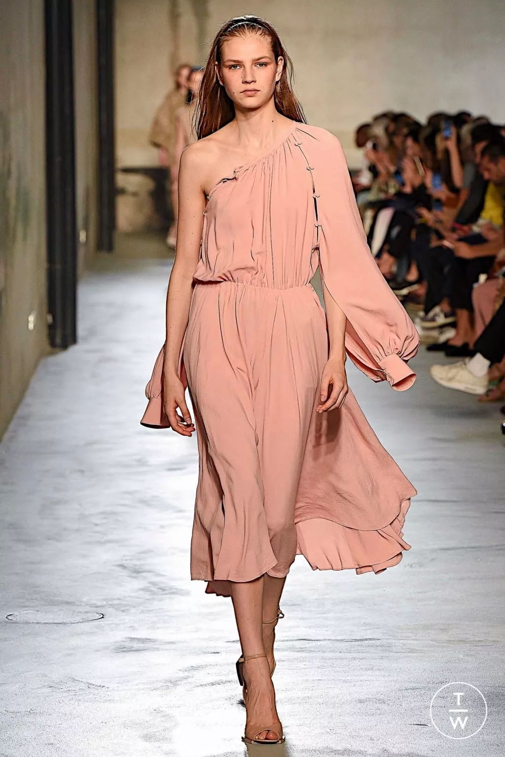 2020春夏女装流行趋势整体单色