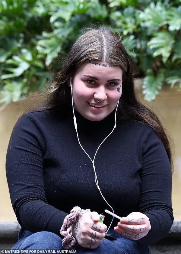 警方介入调查后却发现,她出现在一家妓院里!_hartley