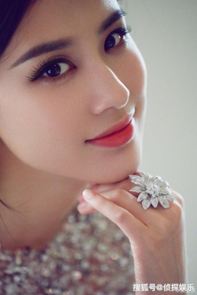 原创黄圣依赤脚拍写真超接地气着修身白裙秀s型身材颜值爆灯