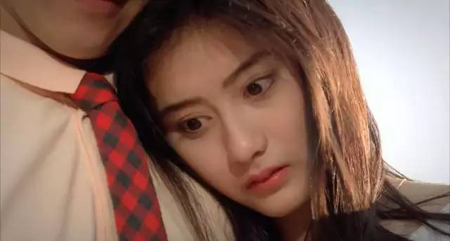 当年与周星驰合作拍摄电影《师兄撞鬼》时陈德容才16岁,而那时的