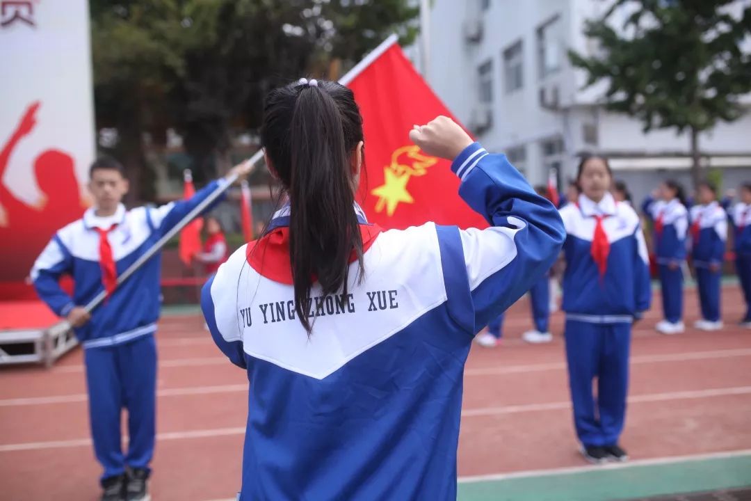 济南育英中学举行市中区英雄中队命名表彰大会暨育英初一学生建队仪式