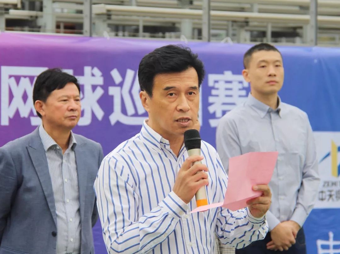 (左:张志远)(右:陈述)最后,参加开幕式的领导和嘉宾手为本次比赛开球