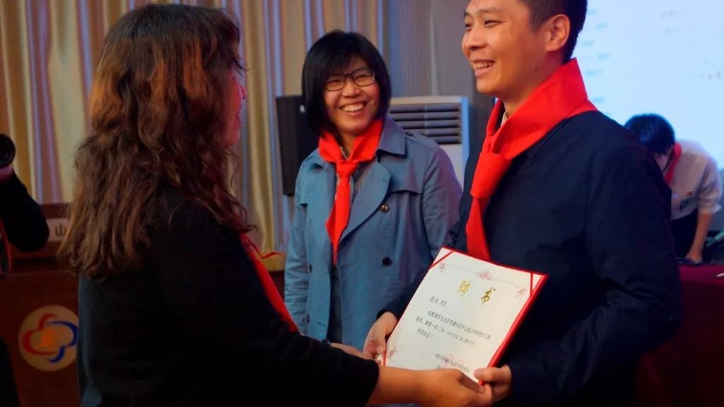 红领巾心向党 争做新时代好队员 ——中山街小学第一次少先队代表大会