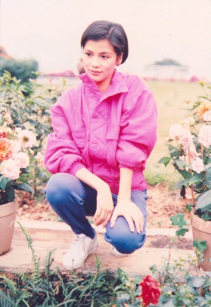 翁美玲接地气玫红色外套,和黄日华合拍,有最佳cp组合的感觉_阿翁