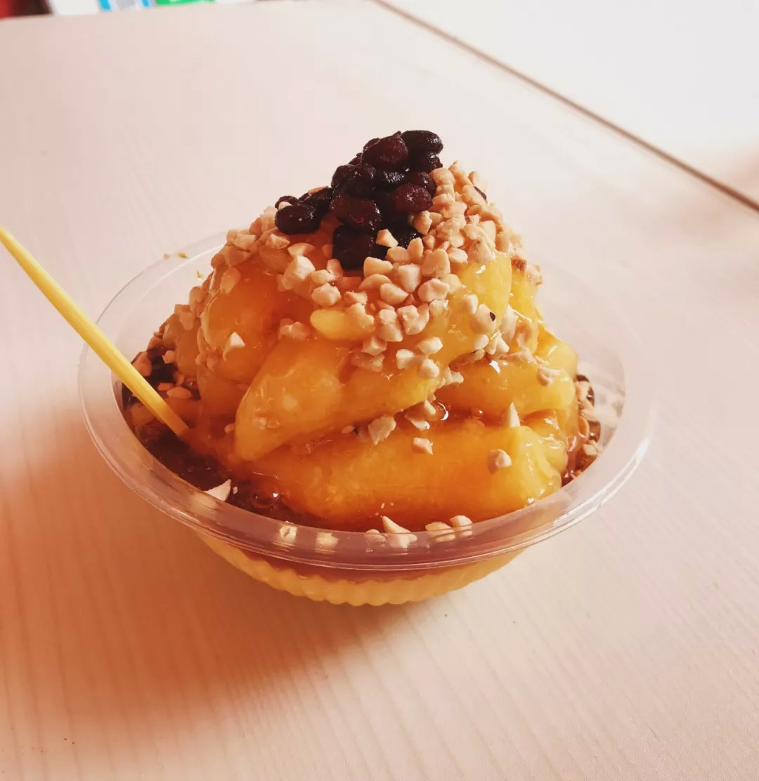 芒果冰浆,像是介于绵绵冰和沙冰之间的一种冰品,芒果味超浓,花生碎也