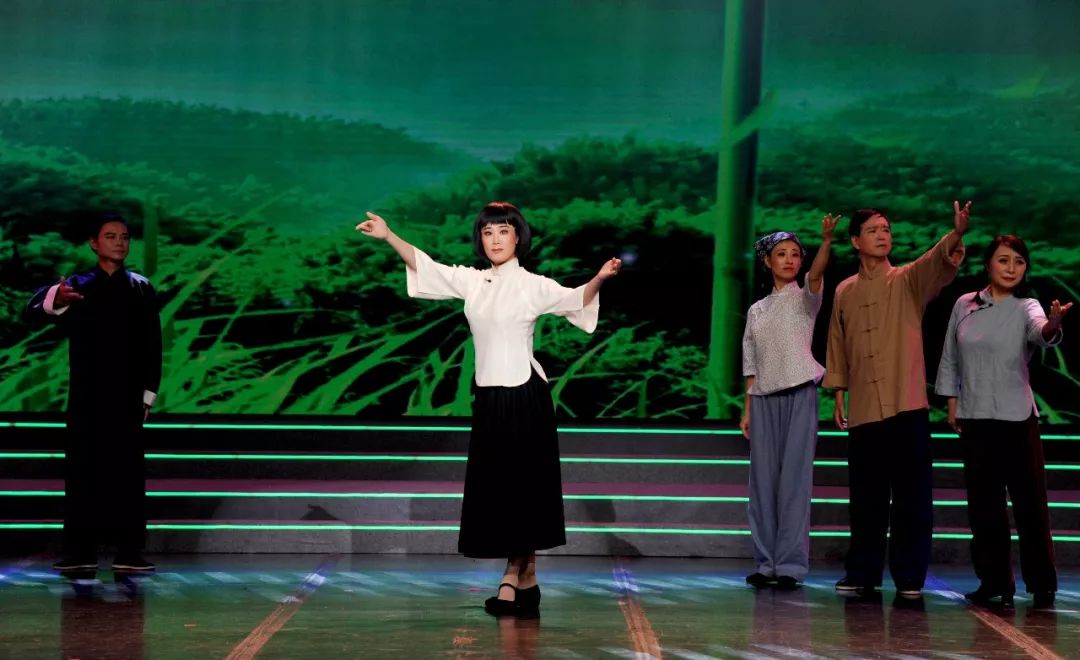 《江姐》"春蚕到死丝不断"选段表演:陈 飞黄梅戏《江姐》"绣红旗"选段