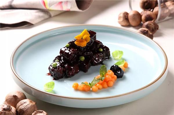 "每每说到年轻厨师的话题,李保平总是心有惋惜,"现在的年轻厨师没有