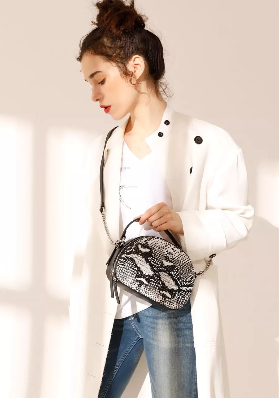 杰西简丨野趣横生上演冷艳狂野范儿