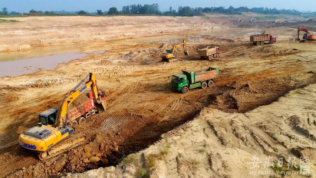 10月11日,在引江济淮工程建设施工现场,一片机声隆隆,热火朝天的施工