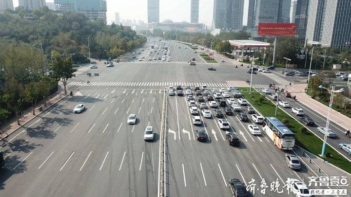 路通后禁左标志没了,济南奥体西路经十路路口让不少司机很蒙圈