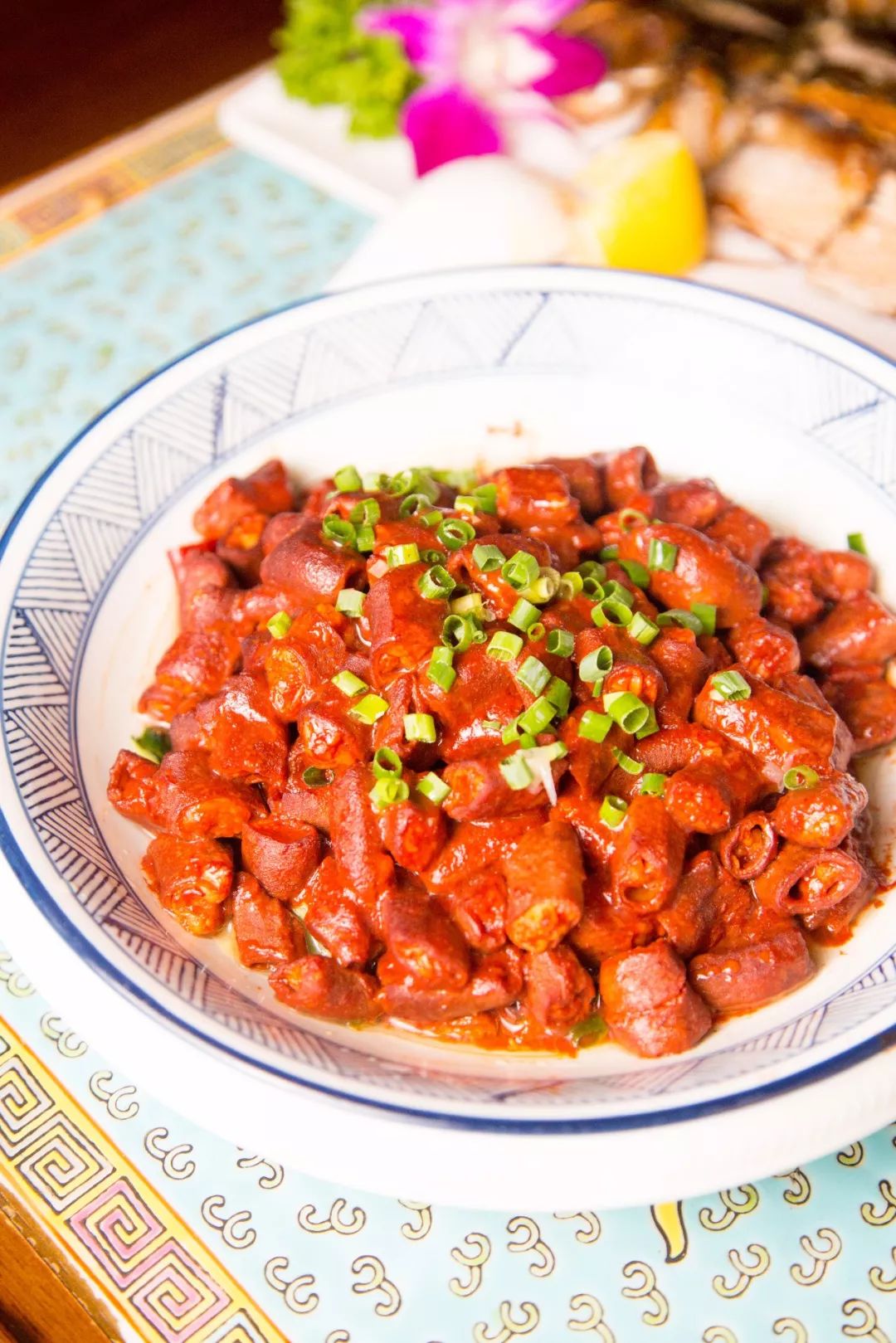 糟炒小肠还搭配了酸萝卜,魔芋结,藕片等经典配菜,一捞就是一大碗.