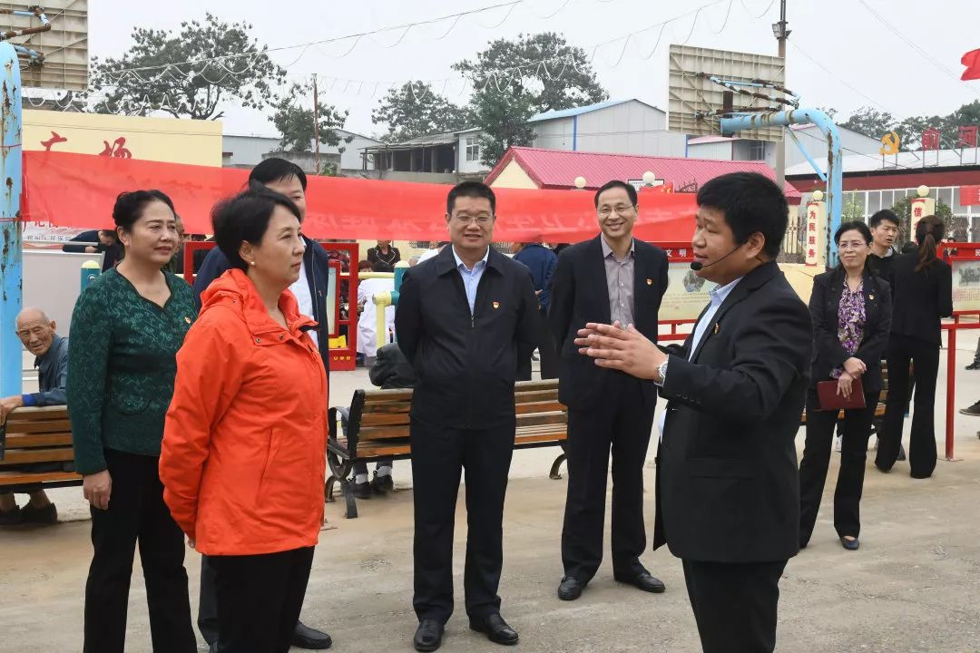 村帮扶点,驻村第一书记赵宪阳和驻村工作队队员冉涛,张理杰在驻村期间