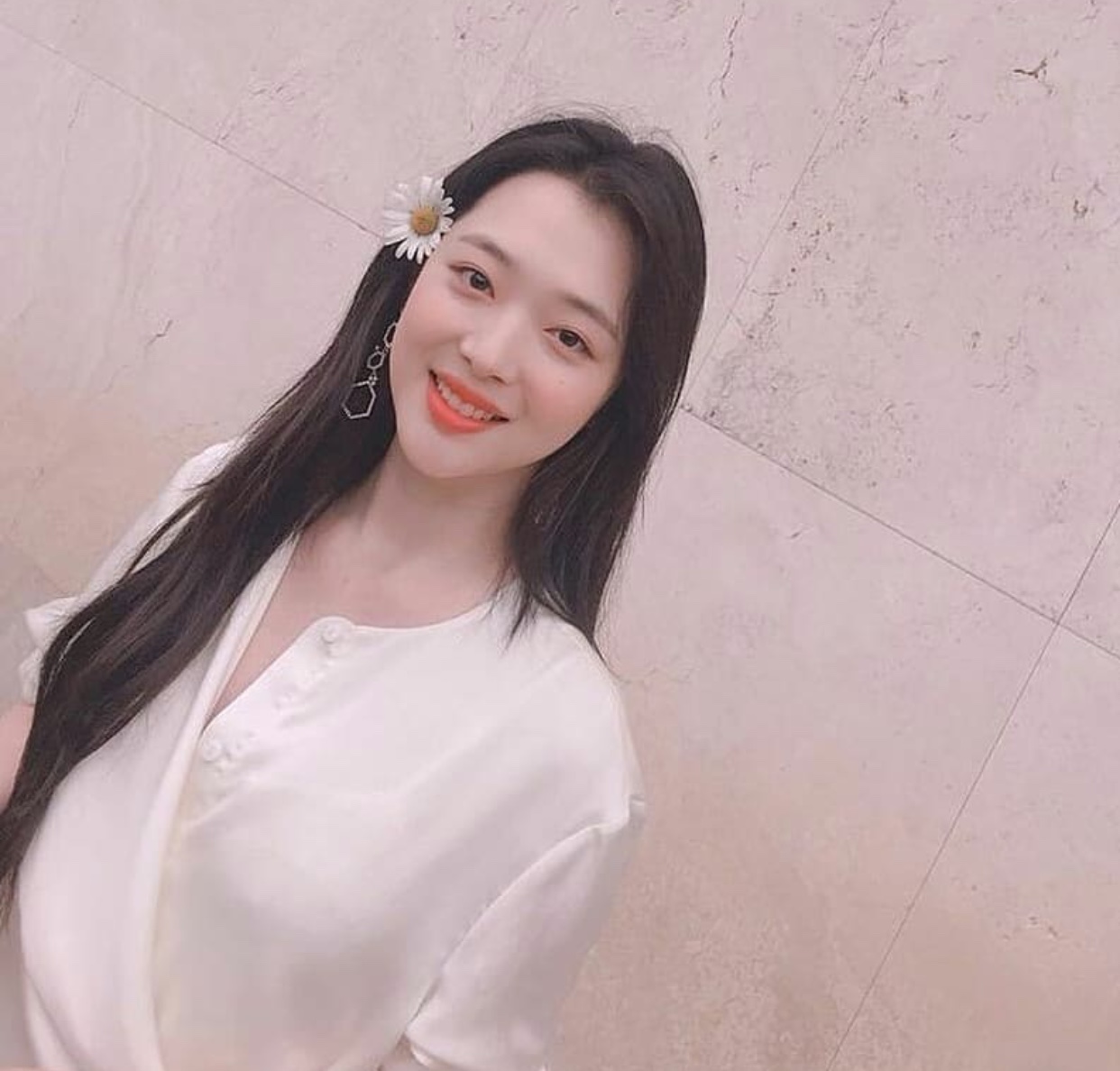 韩国女星雪莉抑郁病发自杀身亡五大原因吹垮了她的心灵