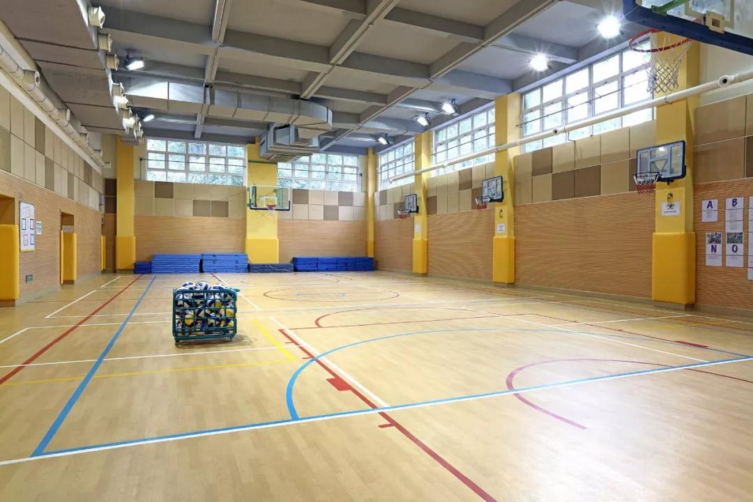 室内篮球场坐标:长宁区武定西路1251弄20号上海民办包玉刚实验学校
