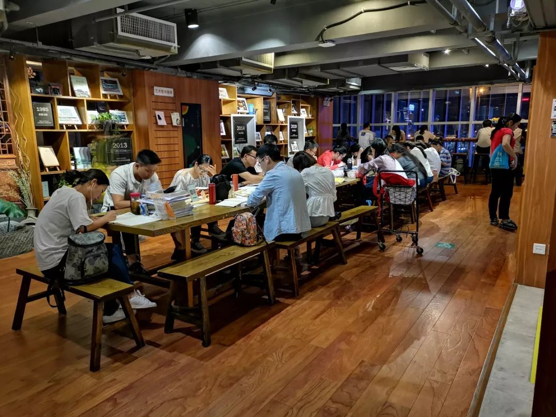 聚焦| 三孝口24小时书店:时代浪潮下的文化"灯塔"_合肥市
