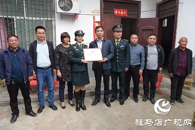 驻马店上蔡县杨屯乡欢迎参加阅兵式归来的大学生女兵